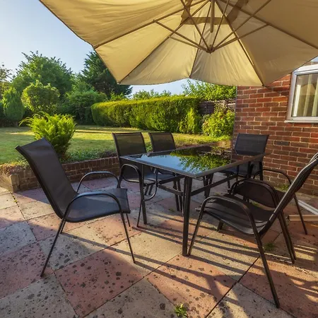 The Secret Garden - West Sussex Villa Crawley  Exterior photo